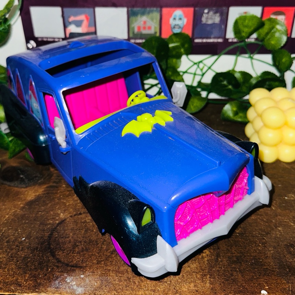 Disney Junior Vampirina Hauntley’s Halloween Lights and Sounds Toy Car